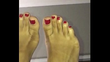 Who wants to succ Redbone Niecey smelly toes?